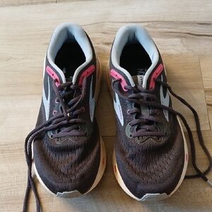 Brooks Women's Sneakers in Brown and Pink